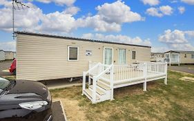 Caravan With Decking At Martello Beach Nearby Clacton-On-Sea Ref 29017Kv