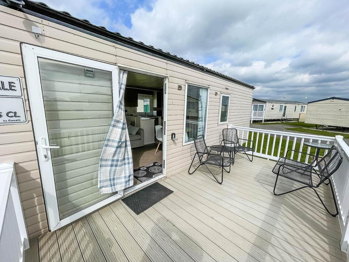 Caravan With Decking At Martello Beach Nearby Clacton-On-Sea Ref 29017Kv Hotel Exterior photo