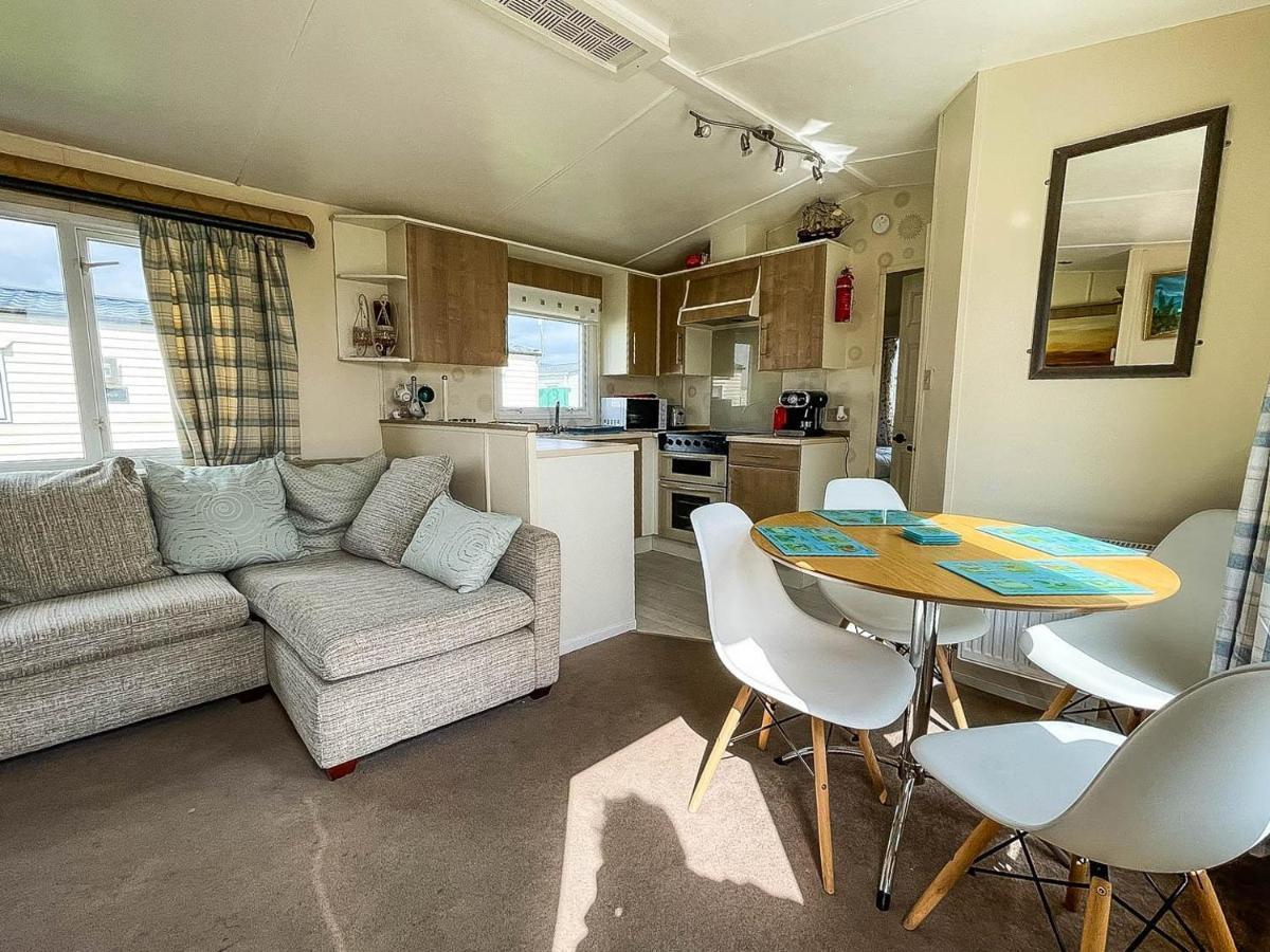 Caravan With Decking At Martello Beach Nearby Clacton-On-Sea Ref 29017Kv Hotel Exterior photo