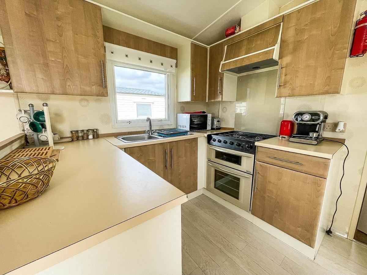 Caravan With Decking At Martello Beach Nearby Clacton-On-Sea Ref 29017Kv Hotel Exterior photo