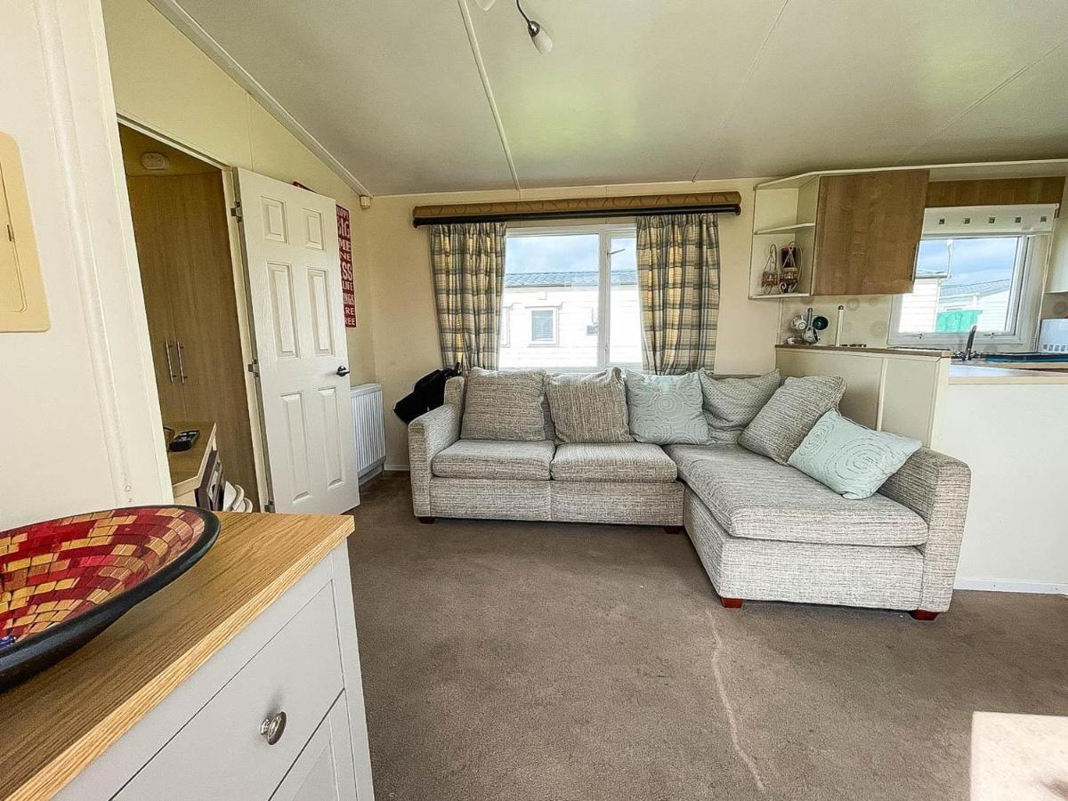 Caravan With Decking At Martello Beach Nearby Clacton-On-Sea Ref 29017Kv Hotel Exterior photo