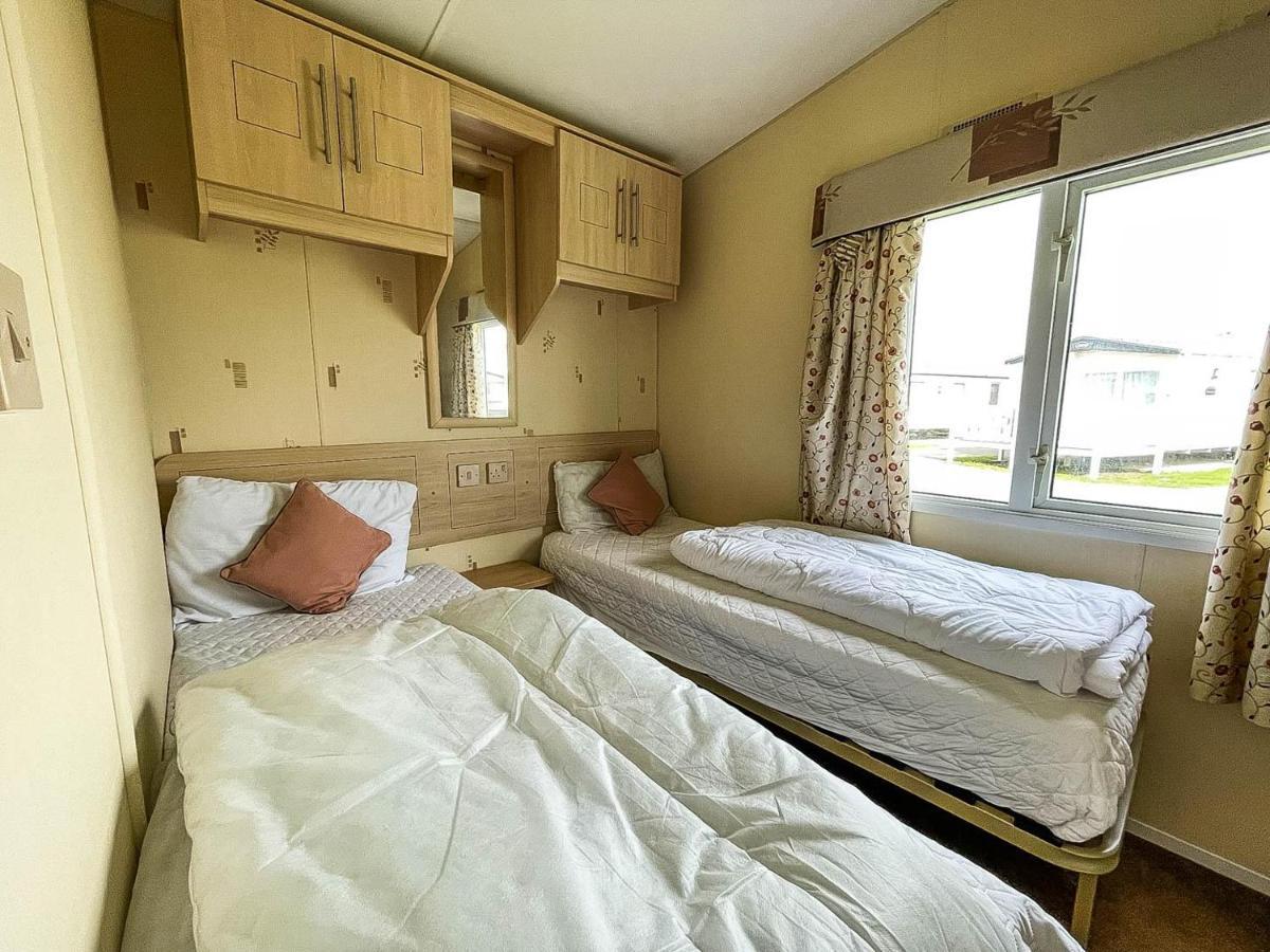 Caravan With Decking At Martello Beach Nearby Clacton-On-Sea Ref 29017Kv Hotel Exterior photo