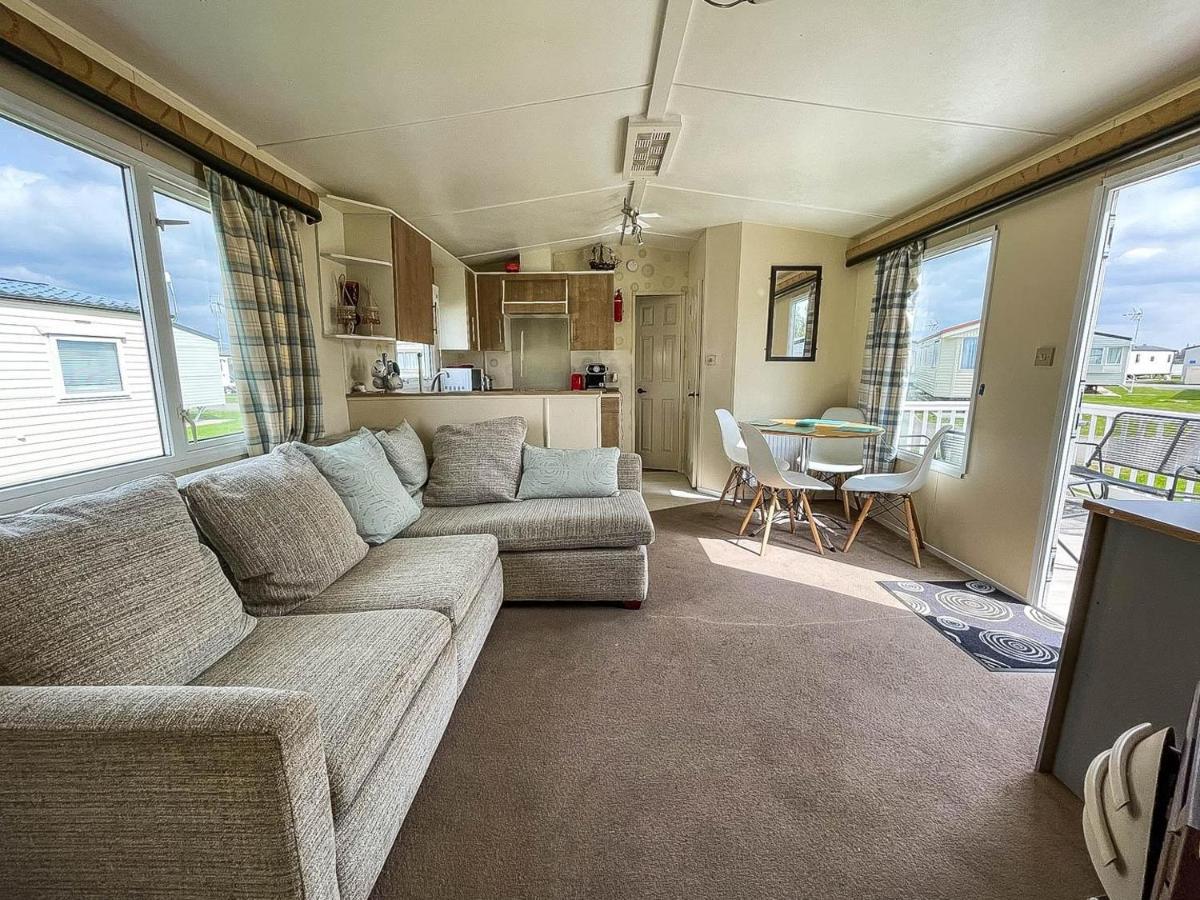 Caravan With Decking At Martello Beach Nearby Clacton-On-Sea Ref 29017Kv Hotel Exterior photo